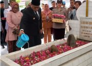 Peringatan Hari Patriotik, Penjabat Gubernur Gorontalo Ziarah Makam Pahlawan Nani Wartabone