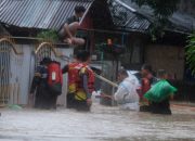 Polda Sulut-Basarnas Evakuasi Warga dari Lokasi Banjir di Manado