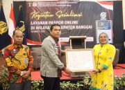Kepala Kanwil Kemenkumham Sulteng Serahkan Hak Merek Kopi Saluan Khas Banggai