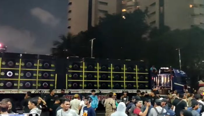 VIRAL! Deretan Mobil Sound System meriahkan Kampanye Akbar Prabowo-Gibran di GBK
