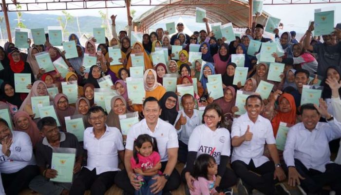 Ke Palu, AHY Serahkan 655 Sertifikat Huntap di Kelurahan Petobo