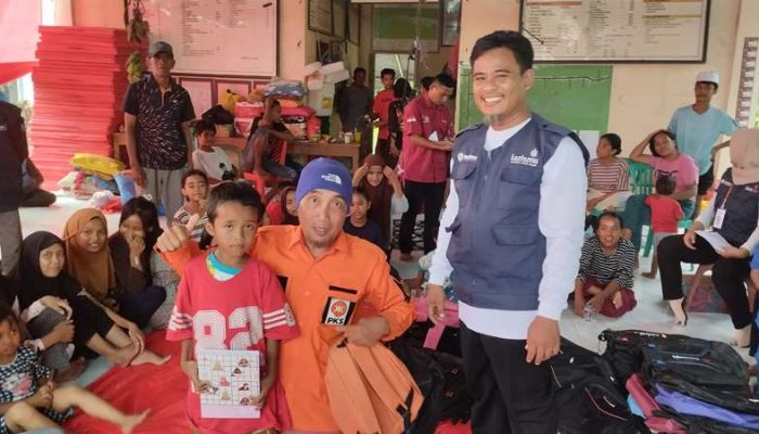 Fraksi PKS DPRD Sulteng Salurkan Peralatan Sekolah Untuk Anak Korban Banjir Sibalago