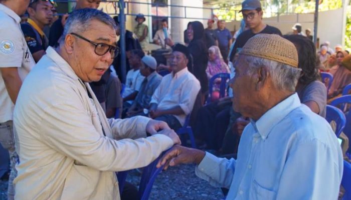 Kunjungi Korban Banjir di Sausu Parimo, Ahmad Ali Hadirkan Pemeriksaan Kesehatan dan Bansos
