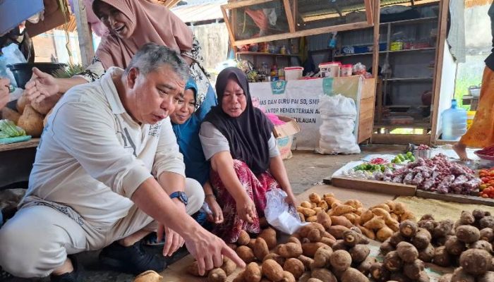 Ahmad Ali Blusukan ke Pasar Salakan Untuk Menilai Kondisi Ekonomi Daerah