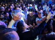 Disambut Bak Superstar, Warga Kolonodale Rebutan Swafoto Dengan Ahmad Ali
