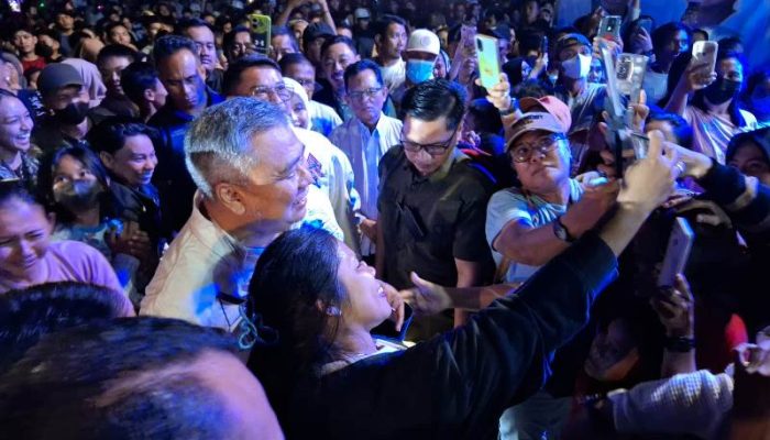Disambut Bak Superstar, Warga Kolonodale Rebutan Swafoto Dengan Ahmad Ali