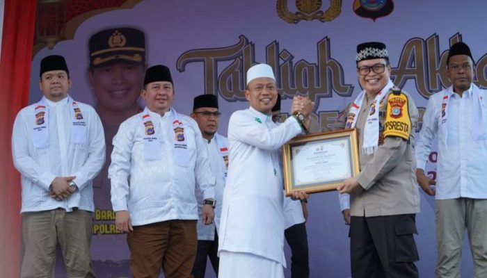 Tabligh Akbar Polresta Palu, Ustad Das’ad Latif Ajak Warga Palu Jaga Kerukunan