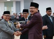 Yus Mangun Serahkan Palu Sidang DPRD Sulteng Kepada Arus Abdul Karim