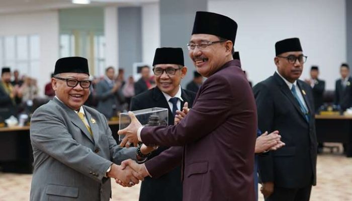 Yus Mangun Serahkan Palu Sidang DPRD Sulteng Kepada Arus Abdul Karim