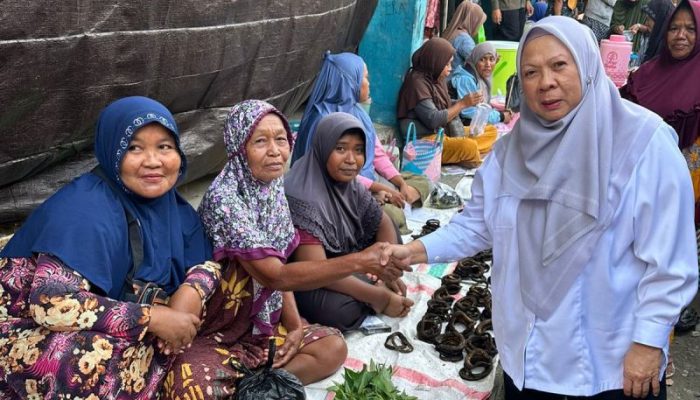 Reny Lamadjido Disambut Hangat Pedagang Pasar Bobo, Sigi