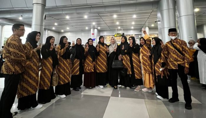 Anwar Hafid Berangkatkan 12 Jamaah Umroh