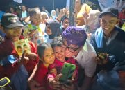 Anak-anak di Kulawi Berlomba Foto Bareng Ahmad Ali