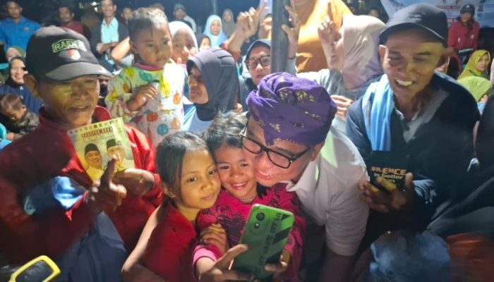 Anak-anak di Kulawi Berlomba Foto Bareng Ahmad Ali