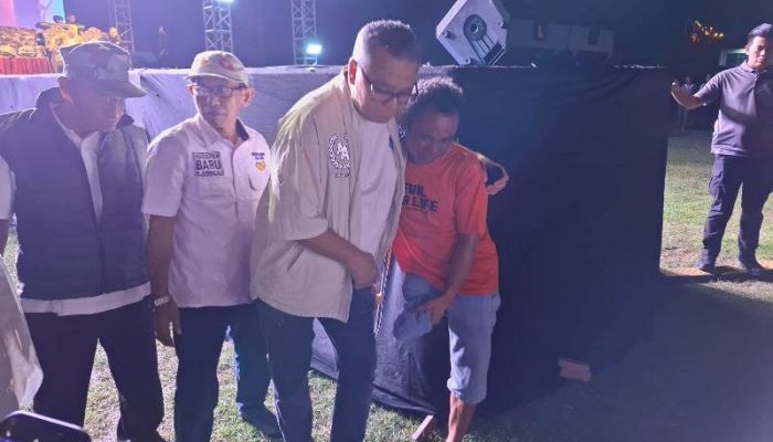 Hadiri Kampanye BERAMAL, Roni Dibantu Kaki Palsu Oleh Ahmad Ali