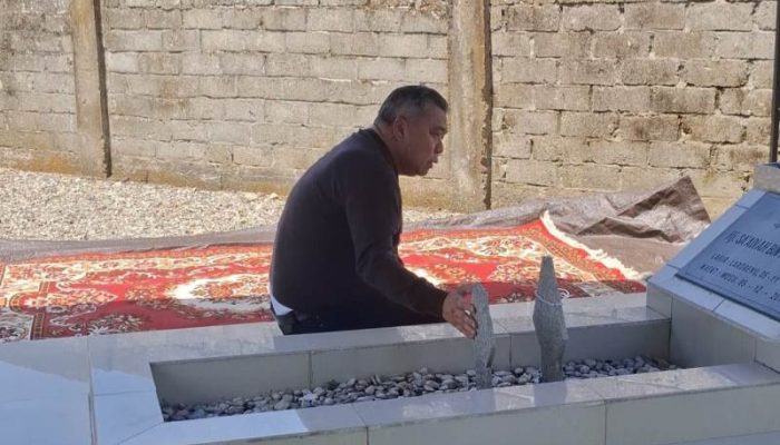 Jelang Pungut Hitung Pilgub Sulteng, Ahmad Ali Ziarah Makam Ibunda Tercinta