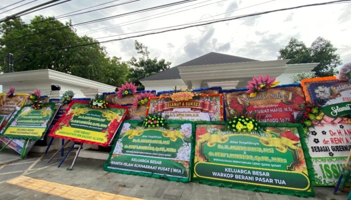 Buket Ucapan Selamat Penuhi Kediaman Anwar Hafid