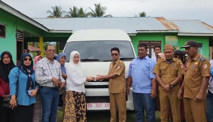 Ahmad Ali Tunaikan Janji Bantuan Mobil Anak Sekolah di Desa Tampabatu Touna