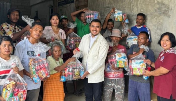 Wim Al-Amri dan Fathur Razaq Tebar Kebahagiaan Natal di Lekatu dan Dusun Wana