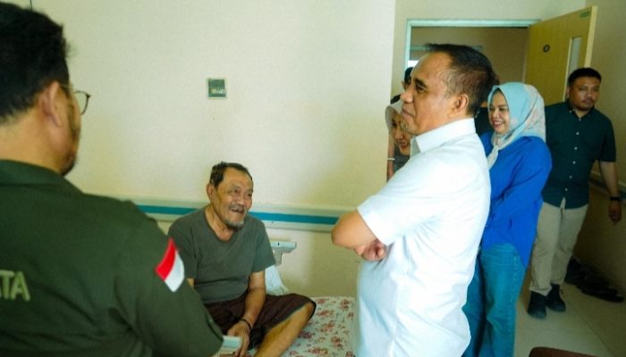 Anwar Hafid Besuk Mantan Gubernur Sulteng, Bandjela Paliudju di RS Undata