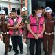Usai menjalani proses pemeriksaan, sekitar enam jam lamanya, dua tersangka kasus korupsi langsung ditahan, tampak kedua tersangka Agustinus Due Dopo dan Beni Chandra meninggalkan kantor kejaksaan Negeri Tolitoli masuk mobil tahanan menuju Lapas Kelas II B Tambun Senin (30/6)