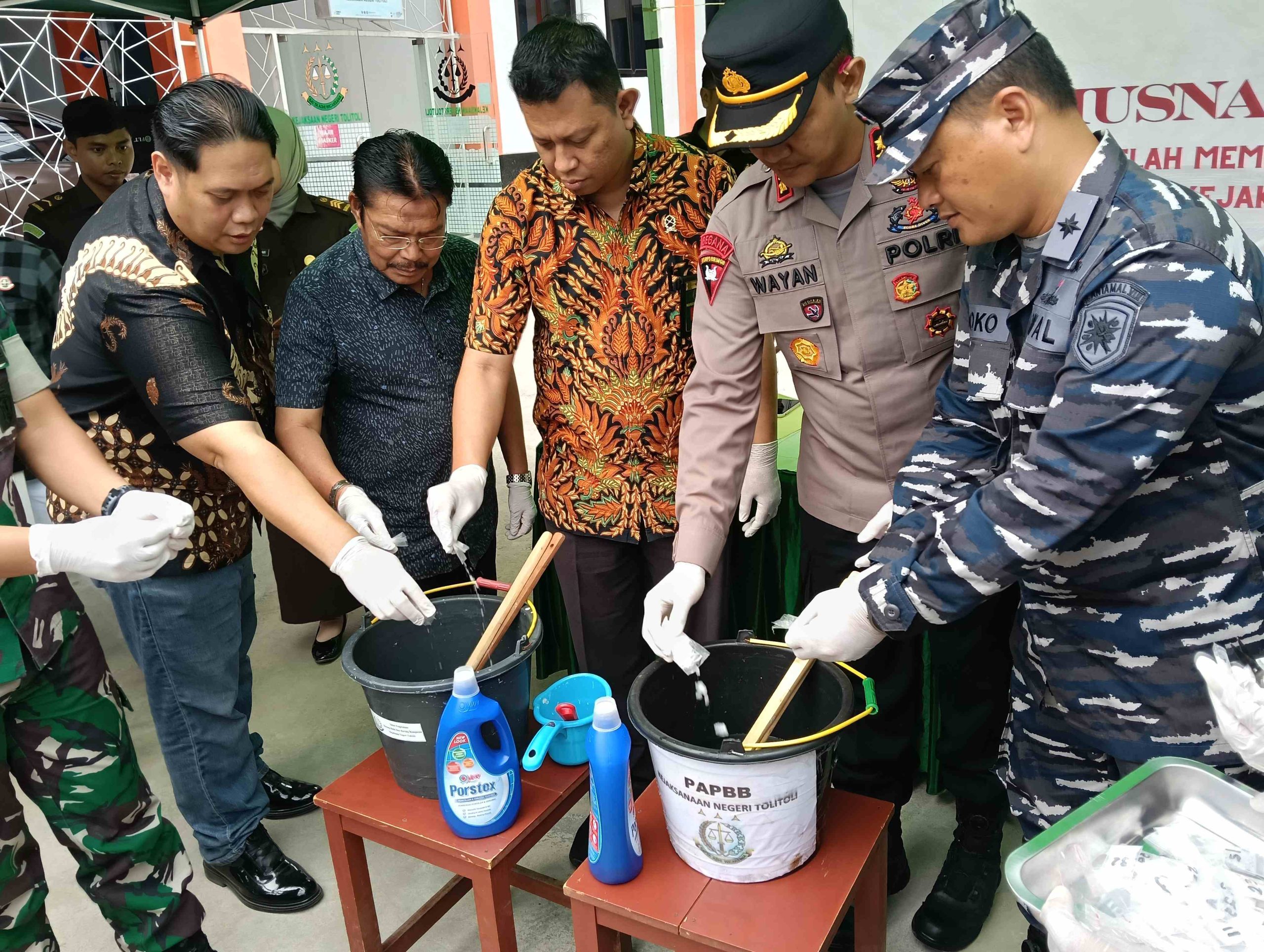 Pemusnahan barang bukti, Tampak Kajari Tolitoli bersama unsur Forkompinda, saat memusnakan barang bukti sabu-sabu dihalamn Kantor Kejaksaan Negerri Tolitoli
