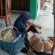 “Takut Pulang Kalau Dagangan Tak Habis” Kisah Bocah SD Penjual Keripik di Tolitoli