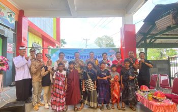 Khitanan massal YBM PLN UP3 Tolitoli, tampak Bupati Tolitoli Hi Amran Hi Yahya, Kapolres AKBP Wayan Aryawan Wairacana, Manager PLN UP3 Icuk Sulistianto foto bersama jajaran dan sejumlah anak peserta usai digelarnya kegiatan khitanan massal di Puskemas Lampasio