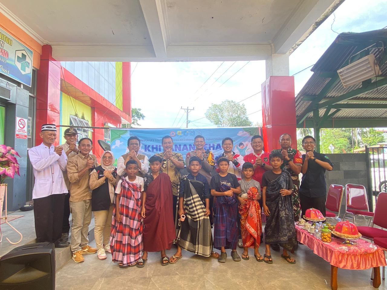 Khitanan massal YBM PLN UP3 Tolitoli, tampak Bupati Tolitoli Hi Amran Hi Yahya, Kapolres AKBP Wayan Aryawan Wairacana, Manager PLN UP3 Icuk Sulistianto foto bersama jajaran dan sejumlah anak peserta usai digelarnya kegiatan khitanan massal di Puskemas Lampasio